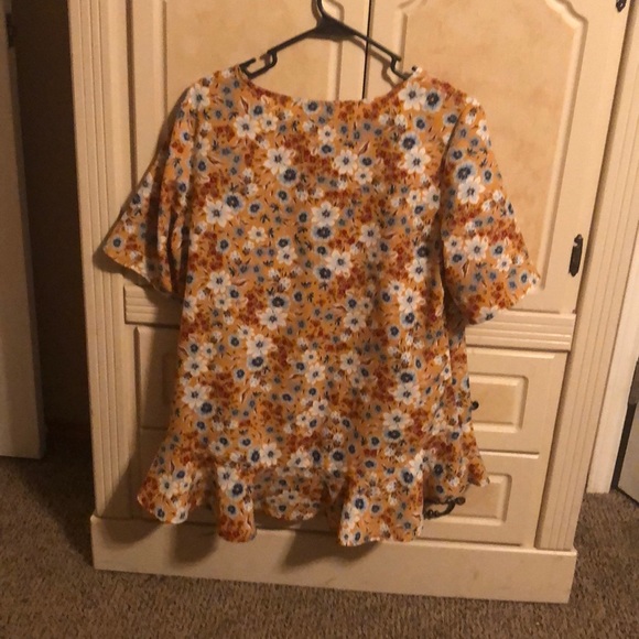 Ruffled fall top - Picture 2 of 3